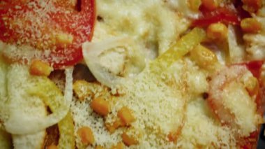 Tavuklu, peynirli ve mısırlı sıcak pancar pizzası..