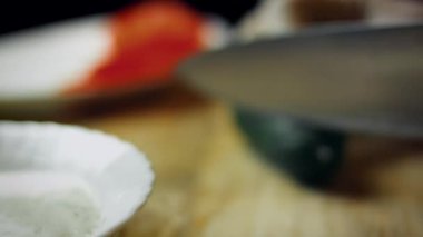 Taze bir salatalığın mermiler halinde dilimlenmesine yakın..