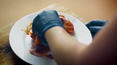 Kuzu eti, elle baharatla karıştırılıyor..