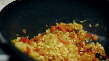 Tamamen süslenmiş pilav, et, bıldırcın yumurtası, kuru üzüm ve nar..