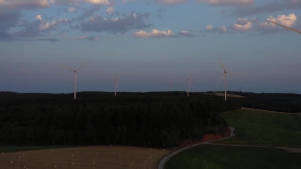 Rastreamento Traseiro Disparado Com Drone Descobrir Uma Sétima Turbina Eólica — Vídeo de Stock