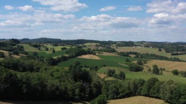 Buğday tarlasında bir hasat makinesinin geniş açılı görüntüsü. Ayarlama veya efekt olmadan video.