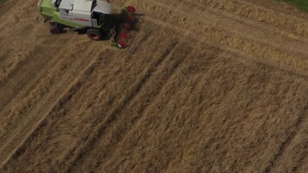 Paso Por Dron Sobre Una Cosechadora Con Salida Campo Video — Vídeo de stock