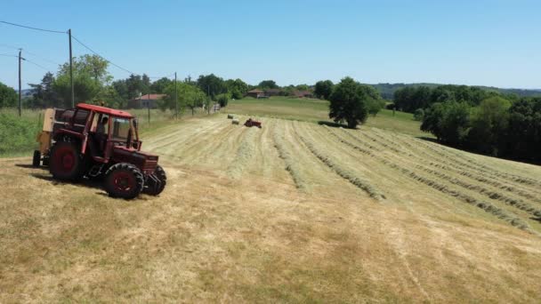 Vuelta Tractor Haciendo Balón Redondo Video Sin Calibración Efecto — Vídeo de stock