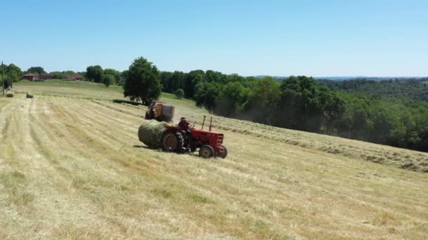 Tirada Abajo Hacia Arriba Del Tractor Que Lleva Balón Redondo — Vídeo de stock