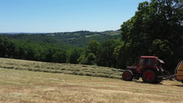 Pasaje Tractor Haciendo Fardos Heno Con Entrada Salida Campos Video — Vídeo de stock