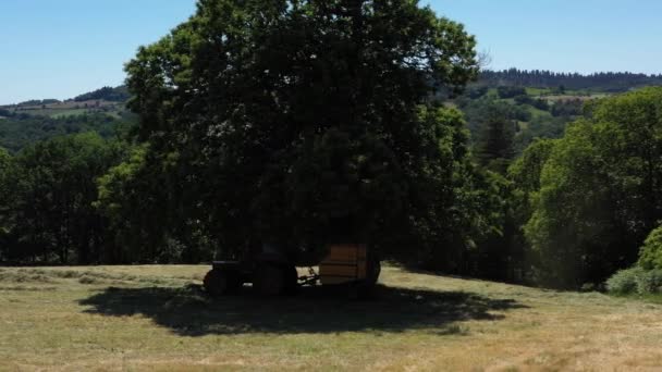 Suivi Latéral Sur Deux Tracteurs Qui Regroupent Vidéo Sans Calibrage — Video