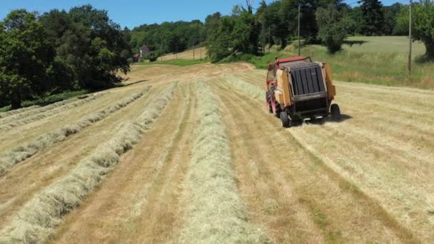 Skott Traktor Gör Runda Ballers Video Utan Kalibrering Eller Effekt — Stockvideo