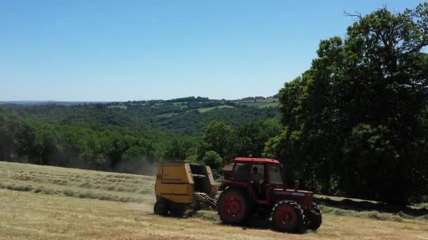 Passage Tracteur Faisant Des Balles Rondes Avec Sortie Des Champs — Video