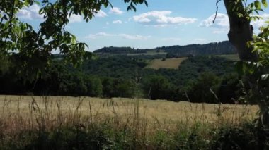 Traktörün yan takibi yuvarlak top oynuyordu. Ayarlama veya efekt olmadan video.