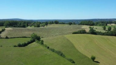 Yuvarlak toplar yapan bir traktörün uzaktan takip çekimi. Ayarlama veya efekt olmadan video.