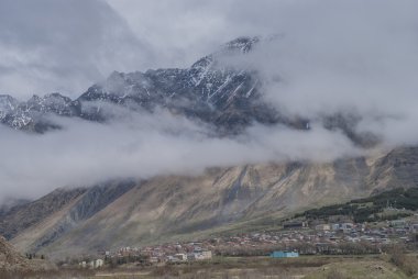Karla kaplı dağlar Kazbek şafakta, Georgia