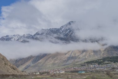 Karla kaplı dağlar Kazbek şafakta, Georgia