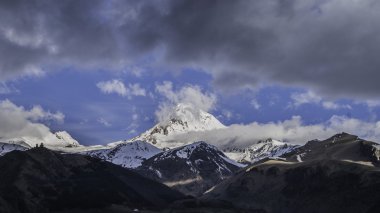 Karla kaplı dağlar Kazbek şafakta, Georgia
