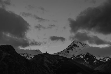 Karla kaplı dağ Kazbek şafakta, Georgia siyah ve beyaz