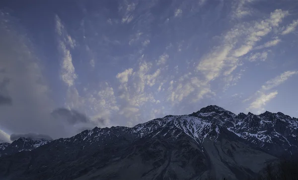 Snöklädda berg Kazbek i gryningen, Georgien — Stockfoto