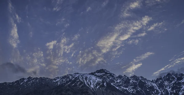 Snow-capped mountains Kazbek at dawn, Georgia — Stock Photo, Image