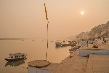 Varanasi, Hindistan 16 Ocak. Nehir Ganj, Varanasi, Hindistan