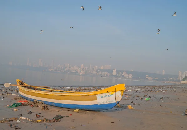 孟买，印度 2016 年 1 月 12 日。在孟买海滩上划船 — 图库照片
