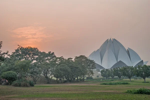 Świątynia lotosu w zachód słońca, new delhi, Indie — Zdjęcie stockowe