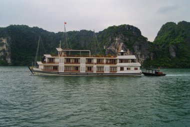 Halong Körfezi 'nde tekne.