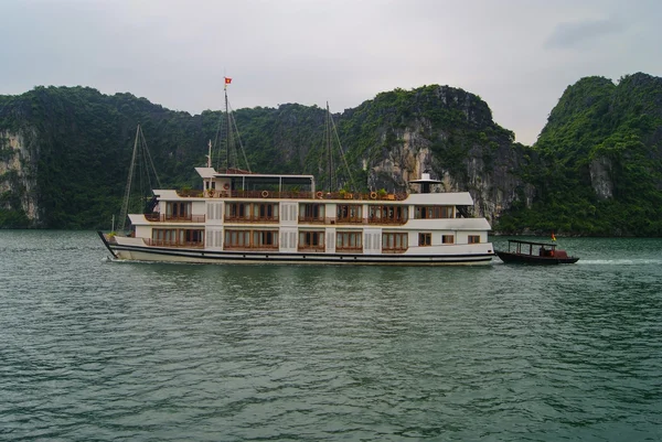 Bateau dans la baie d'Halong — Photo