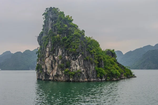 Baie d'Halong, rocher sur l'eau — Photo