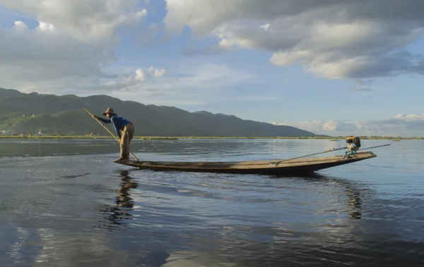 Inle Gölü 'ndeki balıkçı.