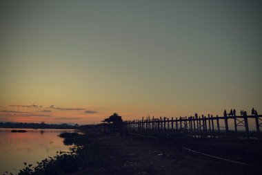 Güzel eski ahşap tekneler, tik Köprüsü U-Bein yakınlarında. Mandalay