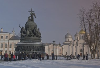 Veliky Novgorod 22 Şubat 2015 tarihinde. Anıt Rusya'nın 1000 yıl. Arka planda St. Sophia Katedrali olduğunu