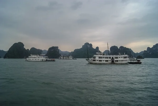 Bateau dans la baie d'Halong, mer d'Indochine, Vietnam . — Photo