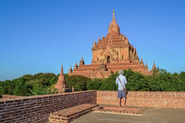 El tipo de pie en el viejo edificio. Bagan Myanmar Birmania —  Fotos de Stock