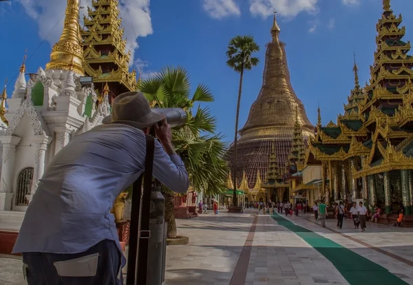 Yangon, Myanmar (Barma), listopad 05, 2014. Rekonstrukce hlavní pagoda Myanmar. Shwedagon pagoda. — Stock fotografie