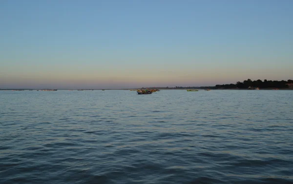 Wunderschöner Sonnenuntergang am Irrawaddy River. bagan myanmar — Stockfoto