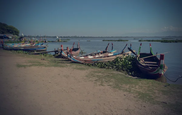 Barca turistică, lângă Podul de Teak U BEIN. Mandalay — Fotografie, imagine de stoc