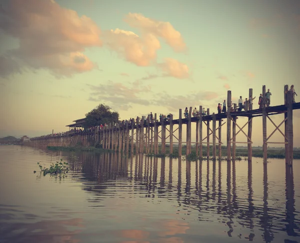 MANDALAY MYANMAR 10 novembre 2014. Résident local chaque passe, le plus long pont en bois. Silhouette d'Oban l'Amarapura — Photo