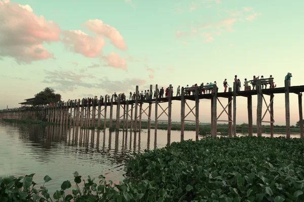 Mandalay Myanmar 10 Kasım 2014. Yerel ikamet geçmek, en uzun ahşap köprü. Oban Amarapura silueti