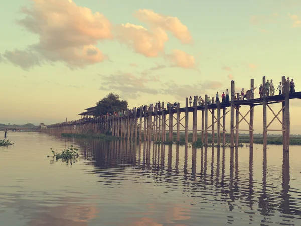 MANDALAY MYANMAR 10 novembre 2014. Résident local chaque passe, le plus long pont en bois. Silhouette d'Oban l'Amarapura — Photo