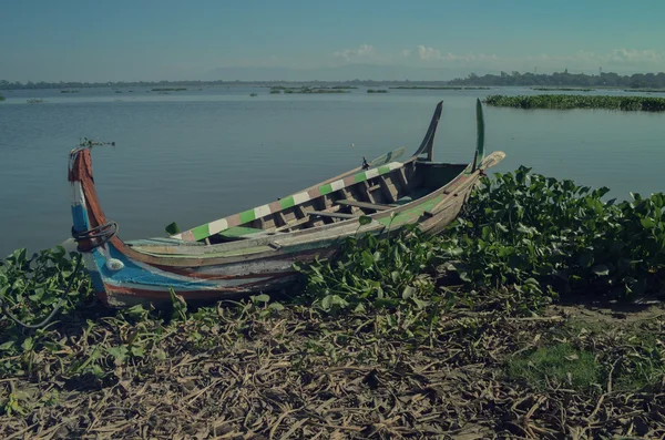 Όμορφες παλιές ξύλινες βάρκες, κοντά στη γέφυρα teak U Bein. Mandalay — Φωτογραφία Αρχείου