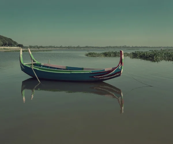 Beaux vieux bateaux en bois, près du pont en teck U-BEIN. Mandalay — Photo