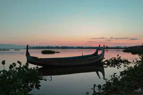 Schöne alte Holzboote, in der Nähe der Teakholzbrücke u-bein. Mandalay — Stockfoto