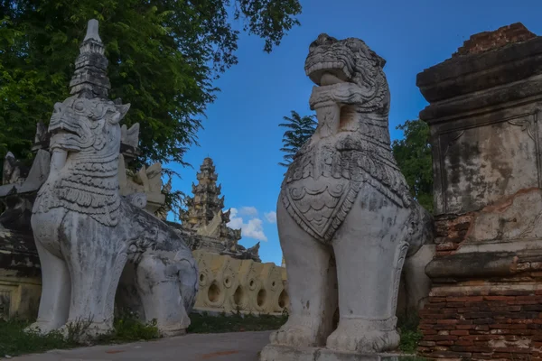 Bílých lvů u hlavního vchodu do kláštera Maha Aungmye Bonzan. Mandalay, Myanmar (Barma). — Stock fotografie
