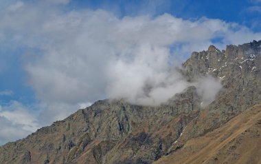 Kafkas Dağları'nın karlı zirveleri. Stepantsminda, Georgi