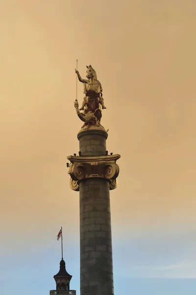 Estátua de São Jorge na Praça da Liberdade - Tbilisi, Geórgia — Fotografia de Stock