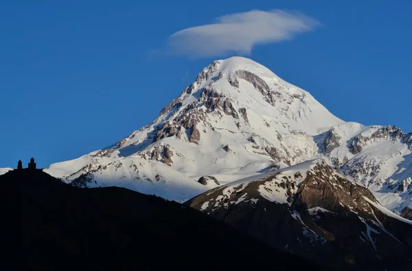 Mount Kazbek karlı zirvesine şafakta. Gürcistan