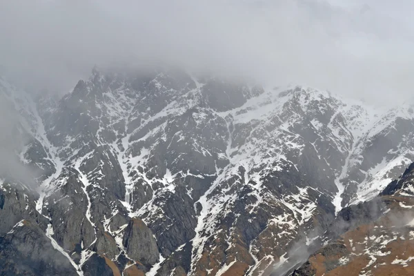 The snowy peaks of the Caucasus mountains. Stepantsminda, Georgi — Stock Photo, Image