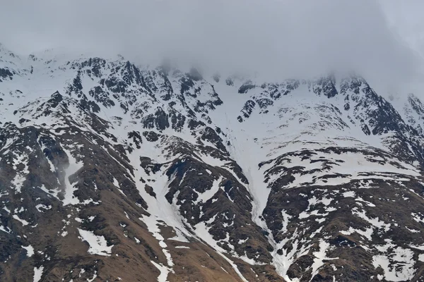 The snowy peaks of the Caucasus mountains. Stepantsminda, Georgi — Stock Photo, Image