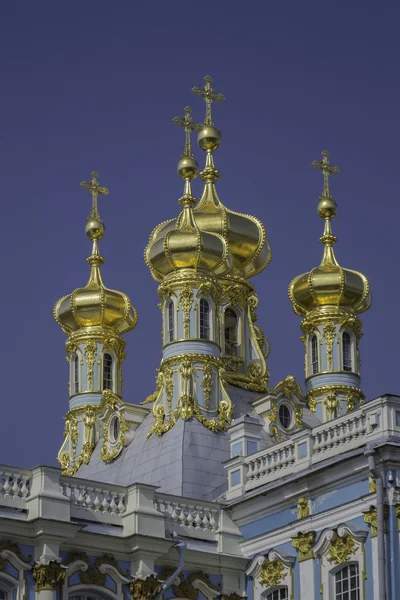 Goldene Kuppeln der Katharinenpalastkirche auf dem Himmelshintergrund — Stockfoto