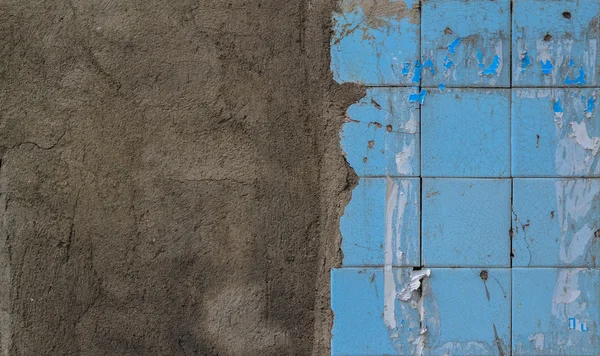 Background. Blue tile and the wall is destroyed — Stock Photo, Image