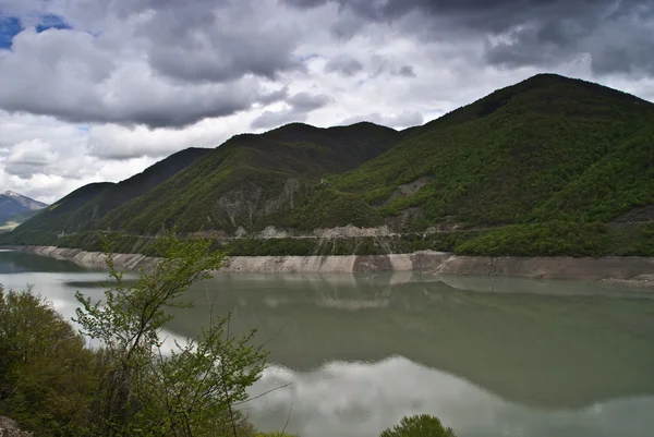 Flussufer von Aragvi. Georgien — Stockfoto